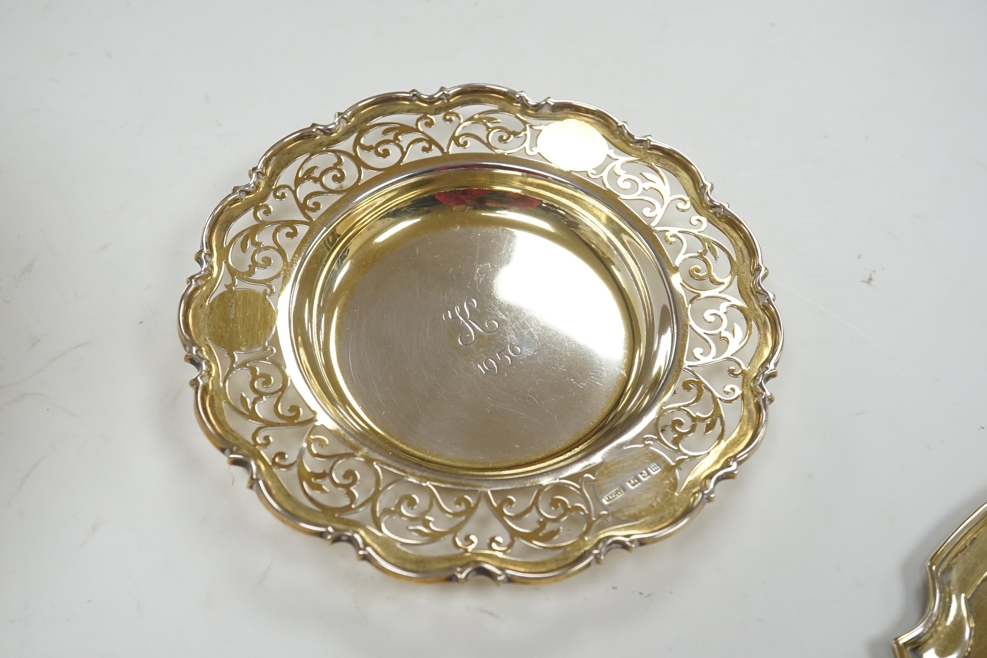 An Edwardian small silver rose bowl, Birmingham, 1906, diameter 14.7cm, together with a later silver waiter and small dish/stand, 13.4oz. Condition - poor to fair